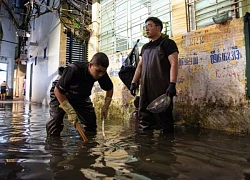 Nước cống tràn vào nhà dân sau mưa lớn ở Hà Nội