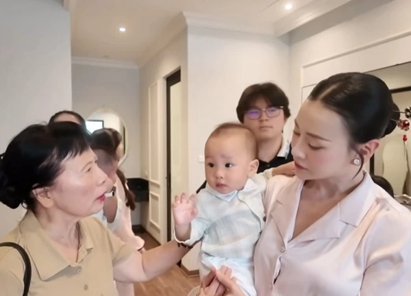 Phương Oanh bị mẹ chồng nhắc chuyện chăm sóc cháu giữa chốn đông người, phản ứng thế nào mà ai cũng khen khéo?