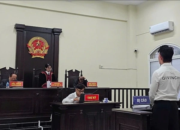 Quản lý nhà hàng ở TPHCM tổ chức cho nam nhân viên đi "sex tour"