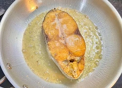 Rắc 1 thìa "bột trắng" khi rán cá - cá giòn rụm lại không nát tươm: Chiêu này "đỉnh của chóp"!