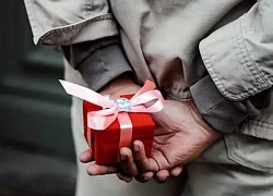 Sinh nhật tôi, chồng tặng một chiếc vòng nhựa, tôi chưng hửng, buồn não lòng cho tới khi nghe được cuộc gọi của anh với bạn thì bật ngửa
