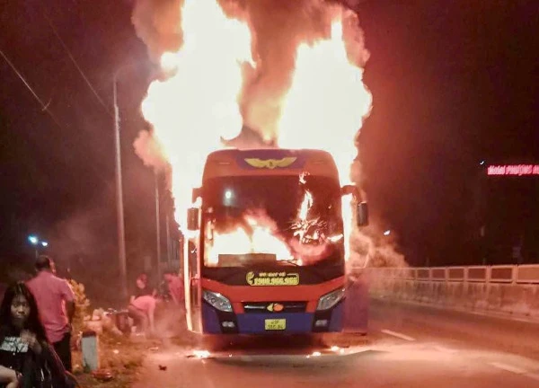Xe chở hơn 30 người bất ngờ cháy ngùn ngụt, khách hoảng loạn la hét, thoát ra ngoài