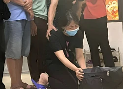 Y bác sĩ khóc khi điều dưỡng quỳ gối trước 'món quà' từ người chồng vắn số