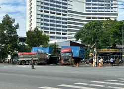 2 xe đầu kéo cùng lao vào cửa hàng sau va chạm ở Bình Dương