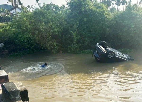 Bé 30 tháng tuổi và ông ngoại thoát chết thần kỳ khi ô tô lao xuống sông