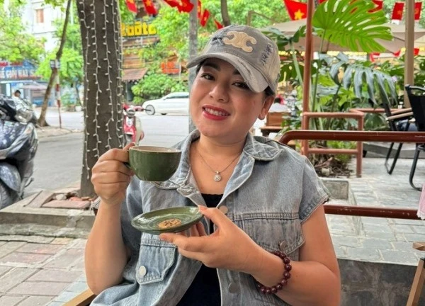 Ca sĩ Anh Thơ 'rất ngầu' ngồi cà phê, diễn viên Hương Giang thông báo kết hôn