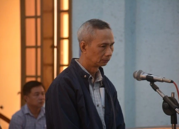 Cán bộ thuế lĩnh án 12 tháng tù vì ép doanh nghiệp 'lót tay'