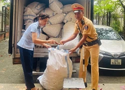 'Chặn đứng' ô tô chở 1,4 tấn chân gà bị mốc hỏng đang đưa về Hà Nội tiêu thụ
