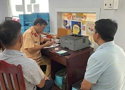 CSGT TP.HCM xử phạt ô tô chạy ngược chiều, tài xế nói 'chạy nhầm'