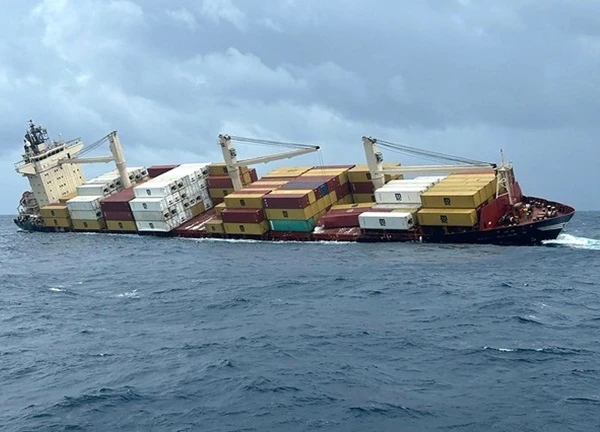 Tàu chở container chở hàng nguy hiểm bị lật ngoài khơi Ấn Độ
