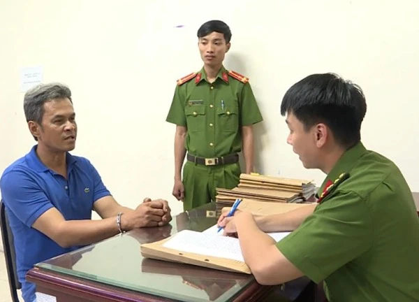Đối tượng say xỉn vùng vẫy chống đối làm CSGT ngã gãy tay