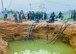 Dùng máy bơm dã chiến hút nước tìm người đi xe máy lao xuống 'hố tử thần'