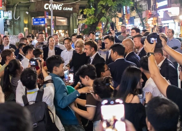 Tổng thống Pháp Emmanuel Macron dạo quanh hồ Hoàn Kiếm, bắt tay người dân