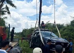 Một ô tô rơi xuống sông Bàu Giang