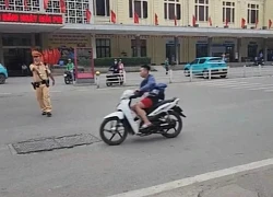 Nam thanh niên đuổi theo đoàn khách quốc tế, tông chấn thương cảnh sát