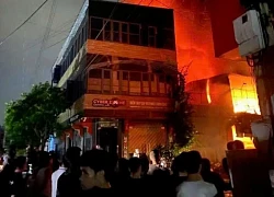 Ngọn lửa bất ngờ bùng dữ dội từ ô tô, thiêu rụi 4 nhà ở kết hợp kinh doanh