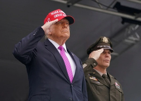 Ông Trump: 'Mỹ muốn sản xuất xe tăng, không phải áo thun'