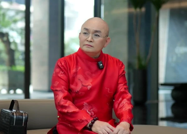 Xuân Hinh ngồi xe sang đi xem chung cư cao cấp: "Có khi tôi làm môi giới bất động sản"