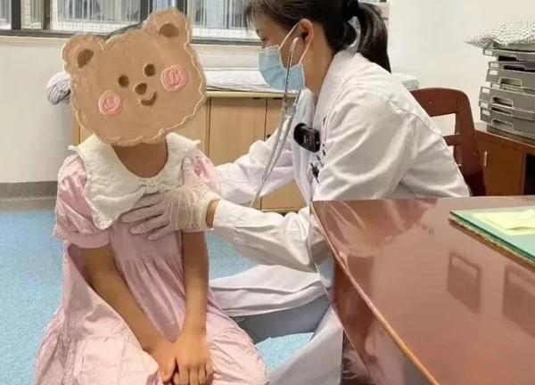 Bé gái 9 tuổi dậy thì sớm vì một thói quen sai lầm khi ăn mà nhiều trẻ em Việt mắc phải