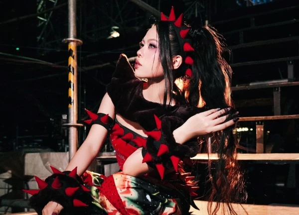 Cái bóng quá lớn của tlinh tại Em Xinh Say Hi