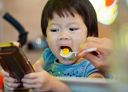 Cho con chơi điện thoại suốt ngày hè, mẹ trẻ chết lặng trước một câu nói