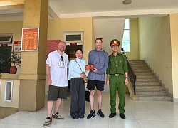 Cô giáo Vân Kiều ở Quảng Trị trả lại ví tiền cho du khách người Anh