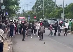 Đánh nhau náo loạn trước cổng bệnh viện, 1 người được... khiêng vào viện