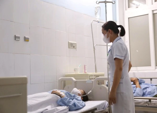 Đối tượng tát nữ điều dưỡng sưng mặt, hoảng loạn đối diện hình phạt nào?
