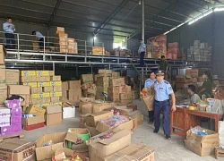 Đột kích kho hàng lậu 34.000 sản phẩm, phát hiện chân gà, xúc xích thối rữa