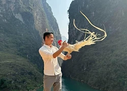 Du khách thích thú "check-in" với con gà lạ bên bờ sông Nho Quế