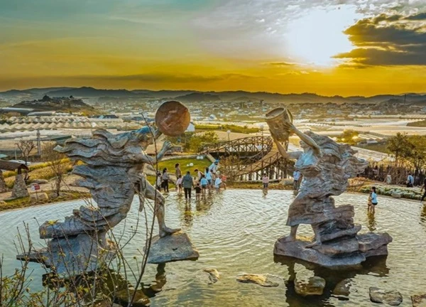 Khám phá văn hóa bản địa và giải trí hiện đại dưới chân núi Lang Biang