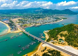 Những cung đường ven biển đẹp như tranh vẽ tại Bình Định