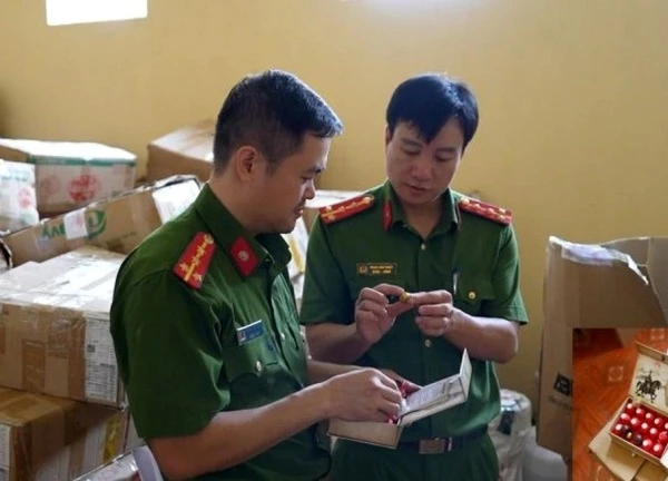 Khởi tố 2 vợ chồng sản xuất hàng cấm, thu lời bất chính