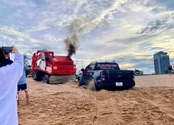 Lái xe bán tải chơi ngông phóng ào ào, bóp còi inh ỏi trên bãi biển đông người