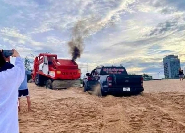 Lái xe bán tải chơi ngông phóng ào ào, bóp còi inh ỏi trên bãi biển đông người