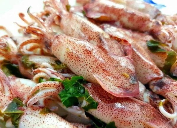 Mẹo luộc mực giòn ngon, căng mọng, đẹp mắt không bị tanh hay khô quắt, con nào cũng thơm phức nhìn chỉ muốn nếm ngay