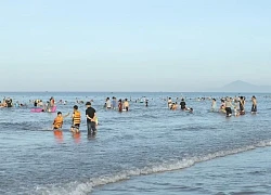 Người dân Hà Tĩnh đổ xuống biển tắm giải nhiệt