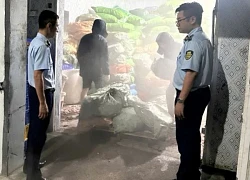 Phát hiện kho đông lạnh chứa 12 tấn chân gà bốc mùi tại Cẩm Phả