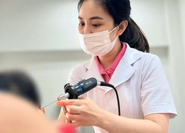 Sợi dây buộc tóc suýt làm bé gái 6 tuổi thủng màng nhĩ