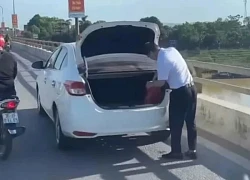 Tài xế dừng xe trên cầu, mở cốp vứt đồ xuống sông ở Thanh Hóa