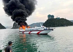 Tàu cao tốc bốc cháy dữ dội trên biển Quảng Ninh