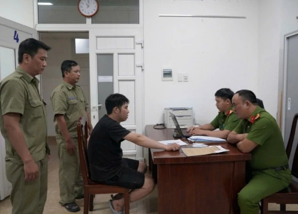 Truy bắt nóng kẻ xông vào nhà, cướp tài sản của cụ bà 72 tuổi giữa ban ngày