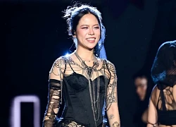 Vừa tuyên bố ngưng hát "thánh ca thất tình", nữ rapper hot nhất Vbiz đưa luôn bạn trai lên sân khấu làm rộ tin cầu hôn