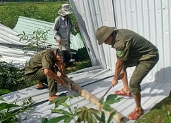 10 phút lốc xoáy "quét bay" gần 30 mái nhà dân