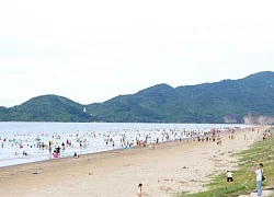 Biển Hà Tĩnh nườm nượp du khách