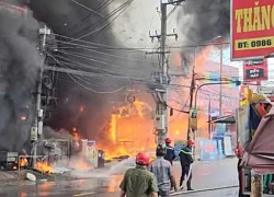'Biển lửa' bao trùm siêu thị điện máy Xanh giữa trưa, nhân viên hoảng loạn tháo chạy
