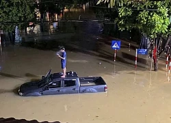Cảnh tượng TP Thái Nguyên ngập sâu, nước chạm nóc xe ô tô