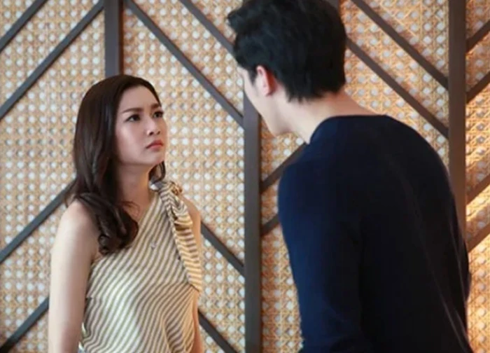 Chồng đi công tác xa mới về, nửa đêm thấy máy anh có tin nhắn đến, tôi chết lặng khi biết người gửi