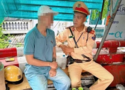 CSGT kịp thời ngăn người đàn ông nhảy cầu Chương Dương
