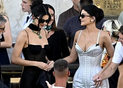 Gái đẹp nhà Kardashian - Jenner "đi cửa sau" đến đám cưới tỷ phú Jeff Bezos, hở bạo kịch liệt để tìm đại gia?